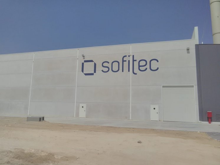 Letras corp&oacute;reas en aluminio lacado para Sofitec Sevilla.