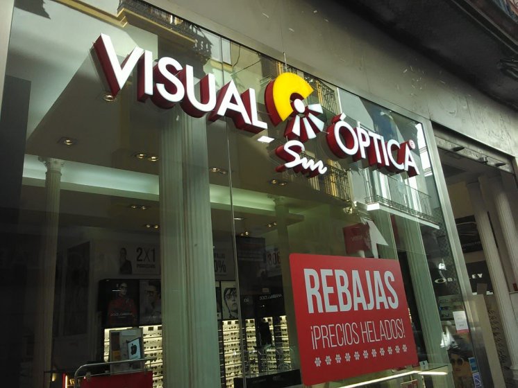 Letras corp&oacute;reas en caja de aluminio y frente de metacrilato, e iluminadas con led y pegadas sobre escaparate de cristal en Sevilla para Visual &Oacute;ptica.