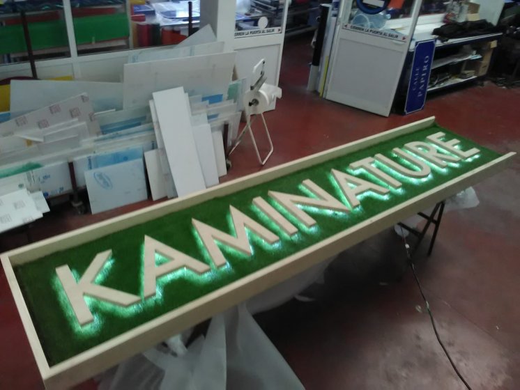 Letras corpóreas en madera natural con cesped artifical e iluminados con led para Kaminature en Sevilla.