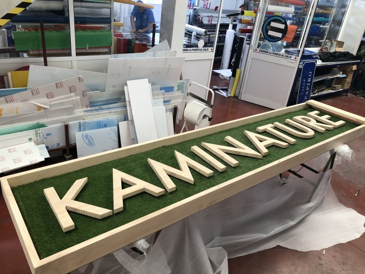 Letras corpóreas en madera natural con cesped artifical e iluminados con led para Kaminature en Sevilla.
