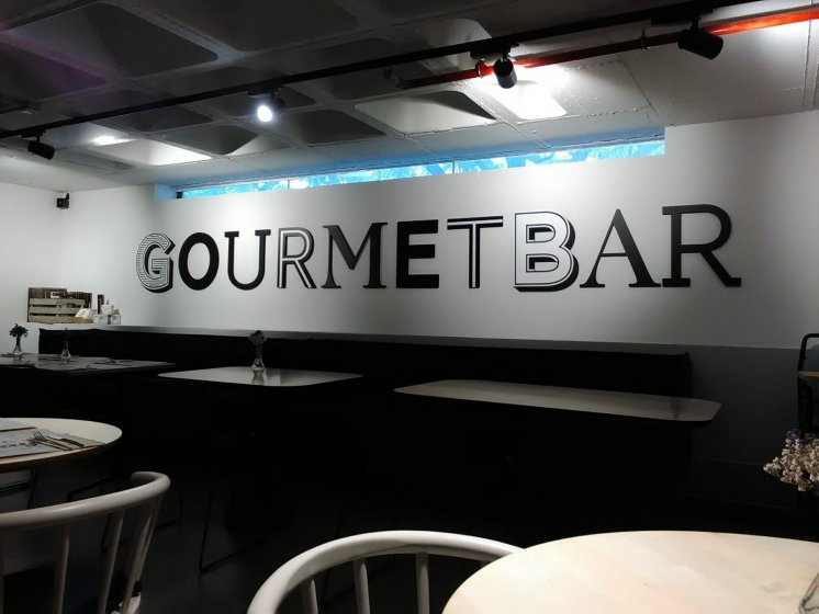 Letras corpóreas en PVC lacado. Gourmetbar Sevilla. Montado para agencia de Publicidad