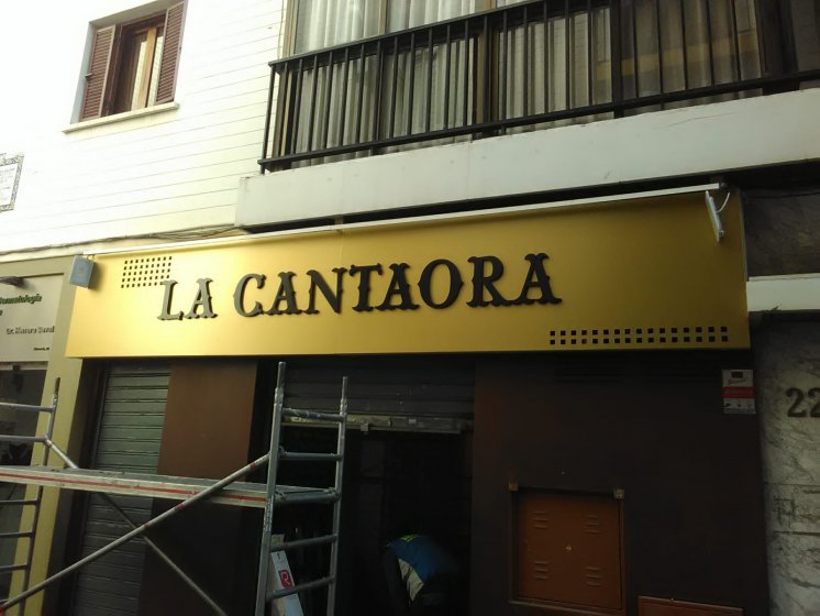 Letras corpóreas en pvc lacado sobre base en vinilo oro para exterior. La Cantaora en Sevilla.