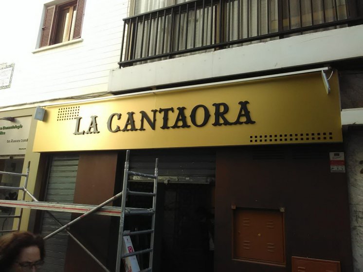 Letras corpóreas en pvc lacado sobre base en vinilo oro para exterior. La Cantaora en Sevilla.