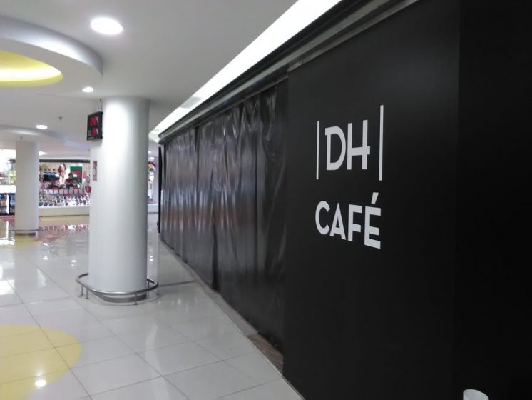 Letras corp&oacute;reas en PVC lacados y en madera con musgo natural para DH Caf&eacute; en Sevilla.