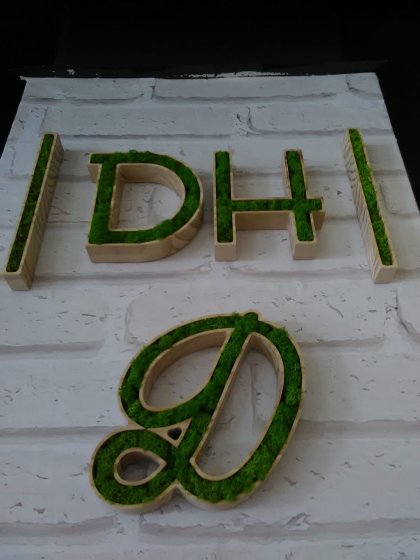 Letras corp&oacute;reas en PVC lacados y en madera con musgo natural para DH Caf&eacute; en Sevilla.