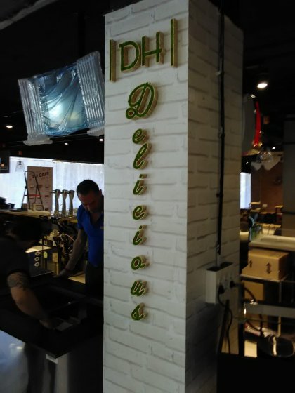Letras corpóreas en PVC lacados y en madera con musgo natural para DH Café en Sevilla.