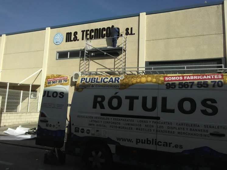 Letras corp&oacute;reas recortadas en PVC de 19 mm y lacadas. Tecnicold SL en Sevilla.