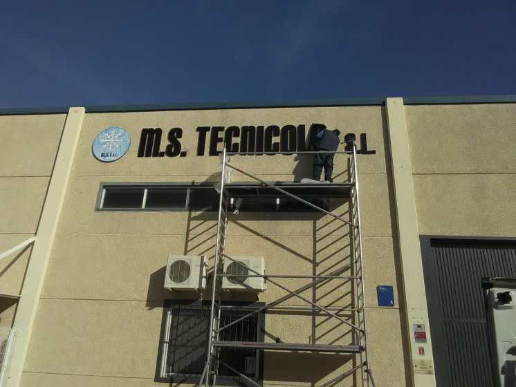 Letras corpóreas recortadas en PVC de 19 mm y lacadas. Tecnicold SL en Sevilla.