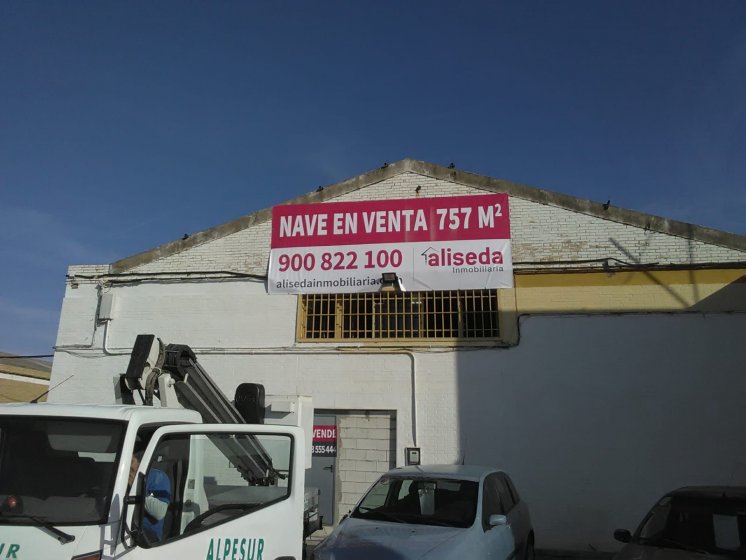 Lona publicitaria para venta de viviviendas y locales en distintas poblaciones de Sevilla para Aliseda.