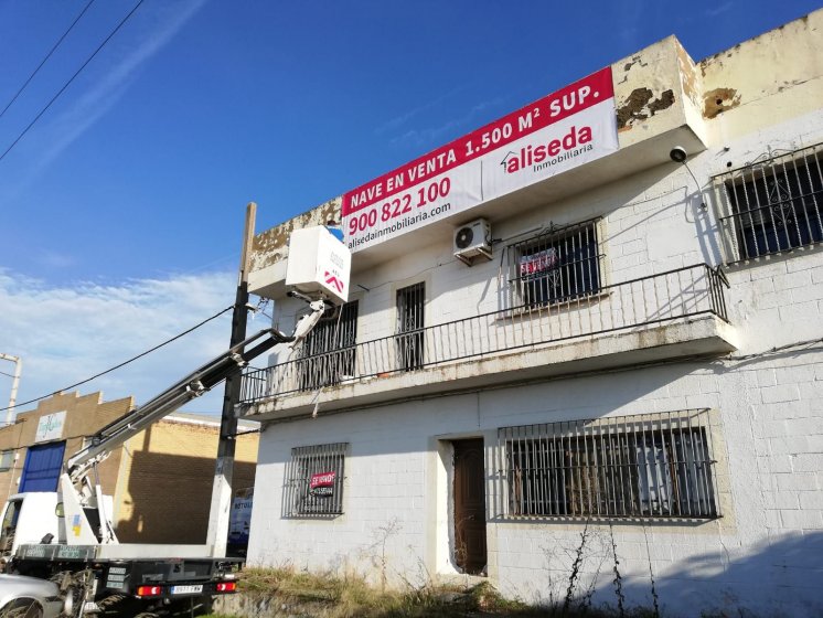 Lona publicitaria para venta de viviviendas y locales en distintas poblaciones de Sevilla para Aliseda.