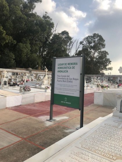 Monolito de la Memoria Hist&oacute;rica. Junta de Andaluc&iacute;a. Sevilla, C&aacute;diz, Huelva, Granada, C&oacute;rdoba, Ja&eacute;n y Almer&iacute;a