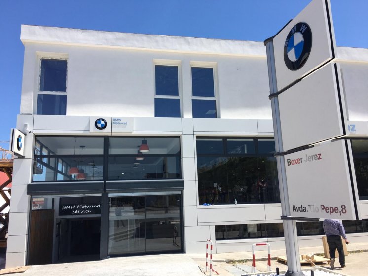 Montaje de R&oacute;tulo Tot&eacute;m banderola para BMW Motos en Boxer Jerez en C&aacute;diz.