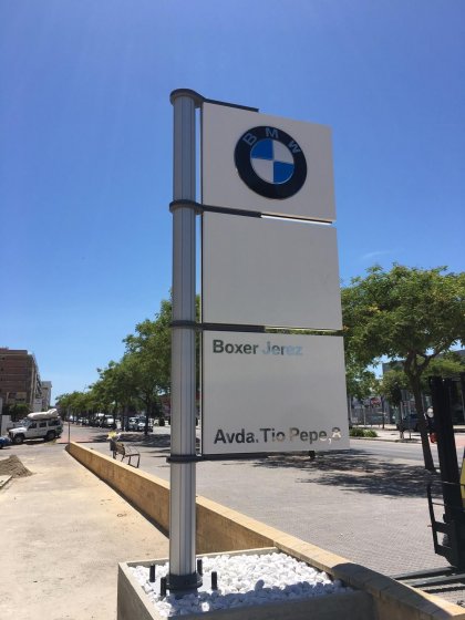 Montaje de R&oacute;tulo Tot&eacute;m banderola para BMW Motos en Boxer Jerez en C&aacute;diz.