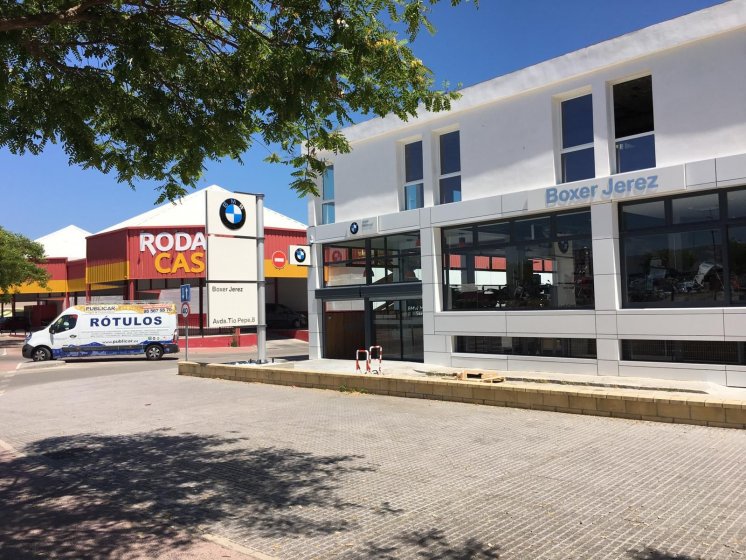 Montaje de R&oacute;tulo Tot&eacute;m banderola para BMW Motos en Boxer Jerez en C&aacute;diz.
