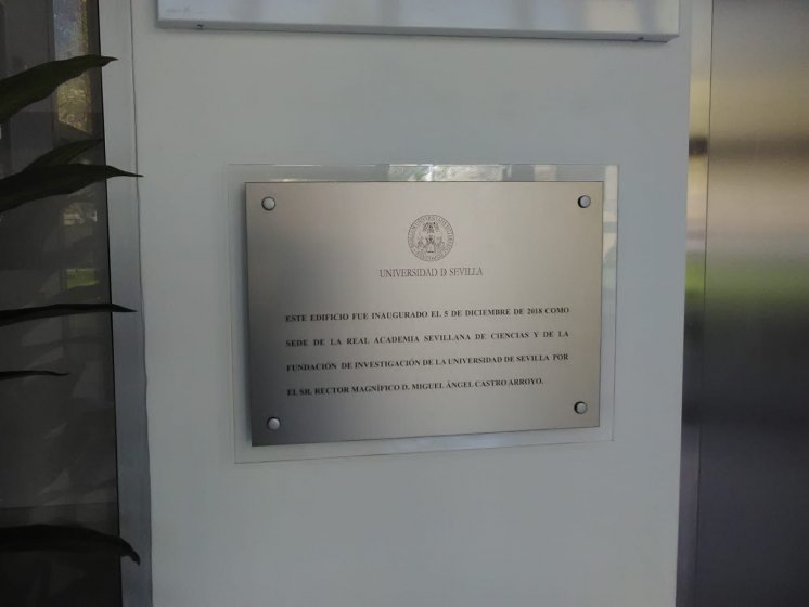 Placa de acero inoxidable grabadas en bajo relieve y tinta especial, sobre metacrilato. Fius de la Universidad de Sevilla.