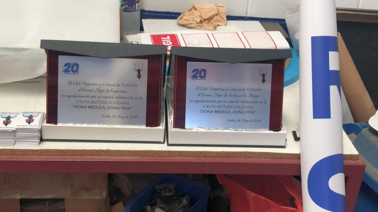 Placa conmemorativa en impresi&oacute;n digital personalizada para la Ruta solidaria Dona M&eacute;dula Sevilla.