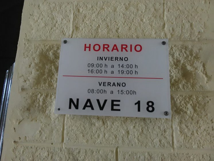 Placa de metacrilato de 8 mm con horario en impresión digital. Alqueva Sevilla.