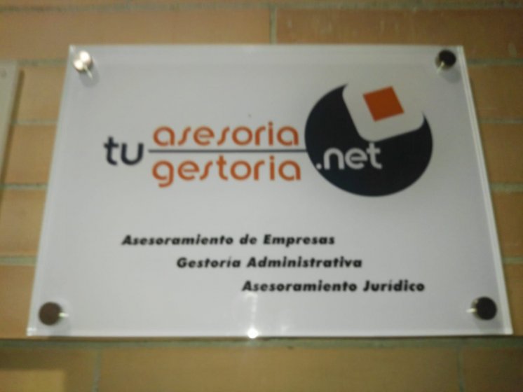 Placa de metacrilato de 8 mm rotulada con vinilo para fachada. Segureste Sevilla. 
