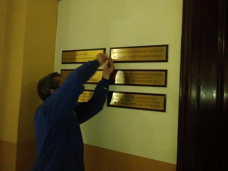 Placas de lat&oacute;n grabadas en bajo relieve y tinta especial, sobre peanas o metopa de madera. Rectorado de la Universidad de Sevilla.