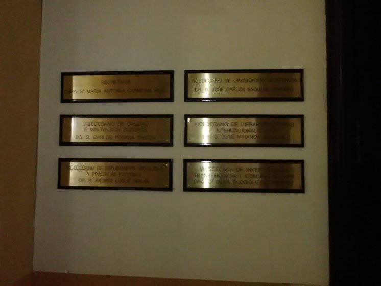 Placas de latón grabadas en bajo relieve y tinta especial, sobre peanas o metopa de madera. Rectorado de la Universidad de Sevilla.