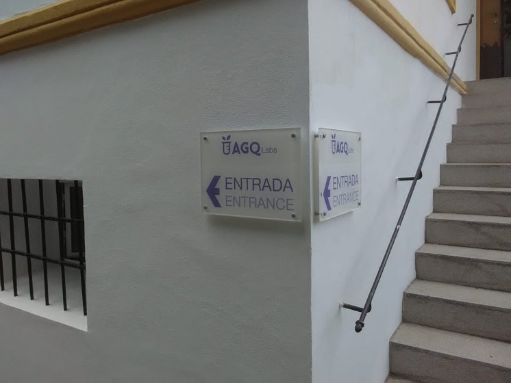 Placas de metacrilato rotulado. AGQ sevilla.