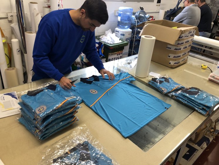 Polo técnico con grabación en transfer textil, para la Agrupación Motorista Cota Cero Sevilla.