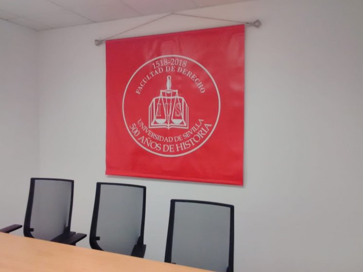 Repostero o tapiz decorativo en lona plástica para la Facultad de Derecho de la Universidad de Sevilla.