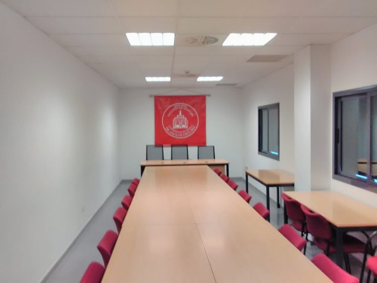 Repostero o tapiz decorativo en lona plástica para la Facultad de Derecho de la Universidad de Sevilla.