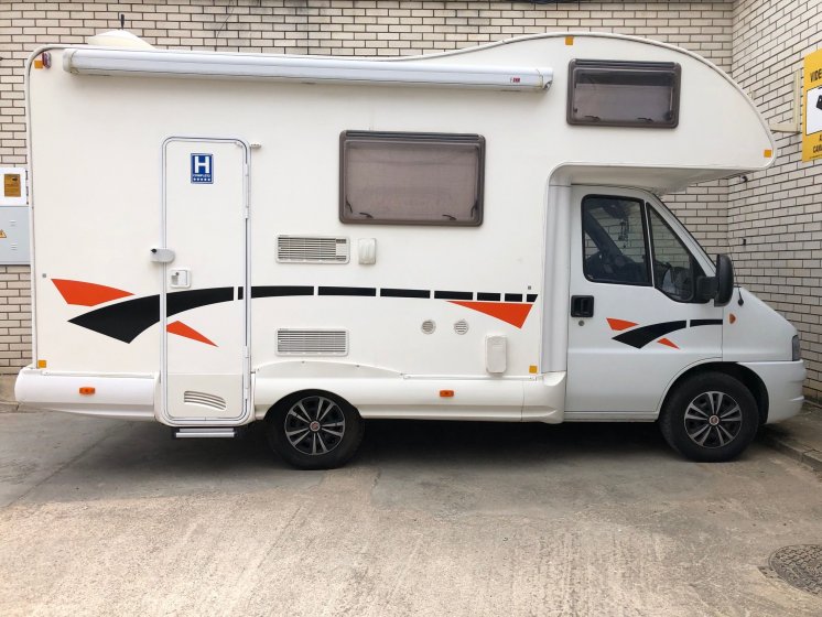 Rotulación de Autocaravana en vinilo de corte, en Dos Hermanas Sevilla.