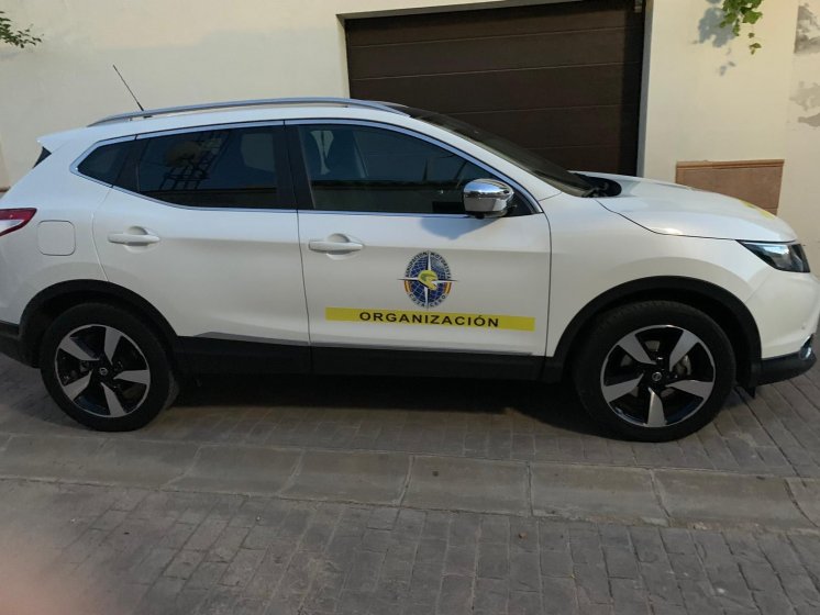 Rotulación de coche para prueba deportiva, en vinilos removibles por microventosas para la Agrupación Motorista Cota Cero.