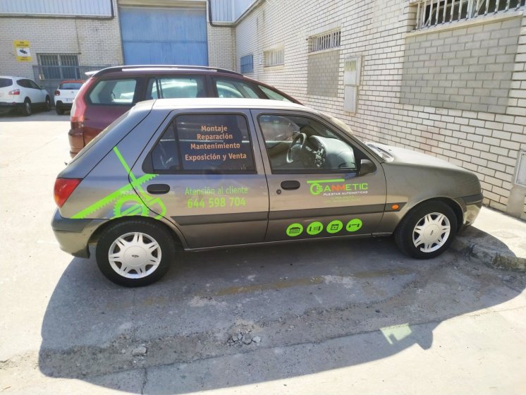 Rotulación de coche en vinilos de corte fundidos para Sanmetic en Dos Hermanas Sevilla.