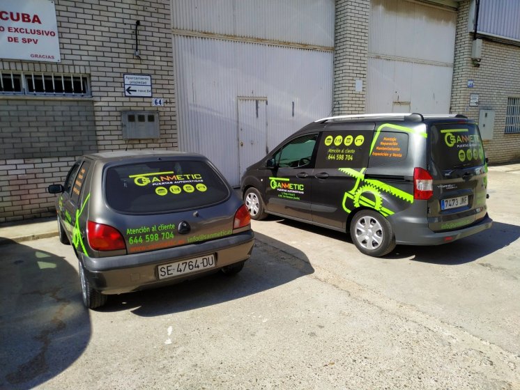 Rotulación de coche en vinilos de corte fundidos para Sanmetic en Dos Hermanas Sevilla.
