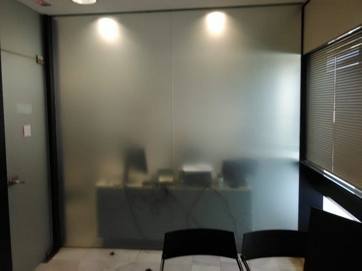 Rotulaci&oacute;n de cristales con vinilos imitaci&oacute;n &aacute;cido plata. Banco Santander Sevilla.