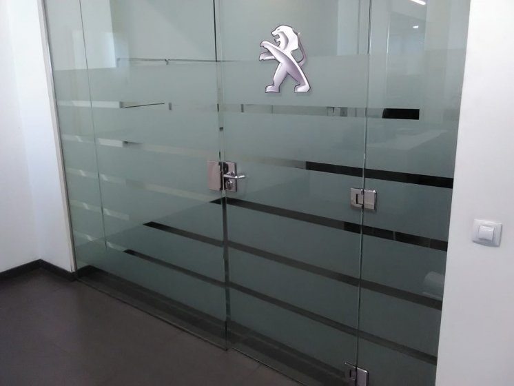 Rotulaci&oacute;n de cristales con vinilos imitaci&oacute;n &aacute;cido plata. Peugeot Automares Sevilla.