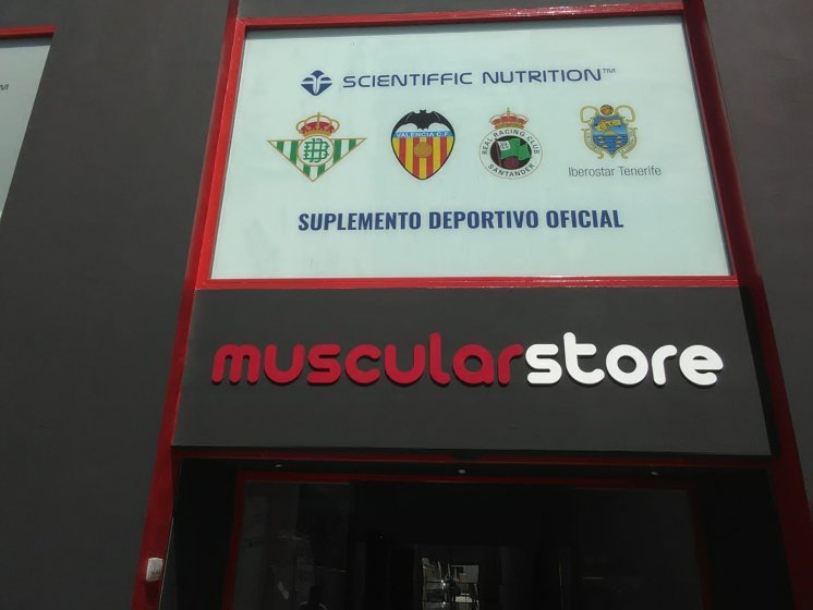 Rotulación de cristales con vinilos. Muscular store Sevilla