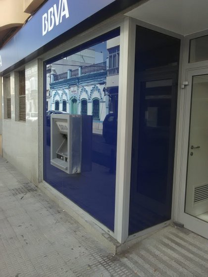 Rotulación de cristales con vinilos opacos para BBVA. Trabajos para Cacelia en Sevilla.