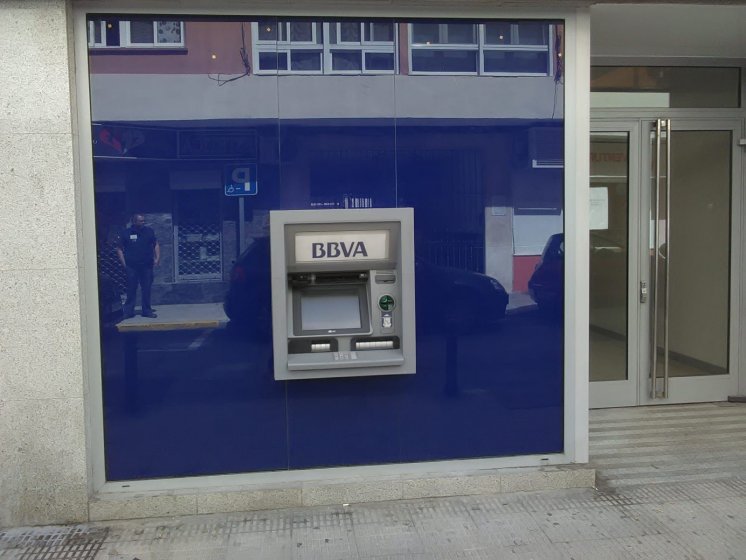 Rotulación de cristales con vinilos opacos para BBVA. Trabajos para Cacelia en Sevilla.