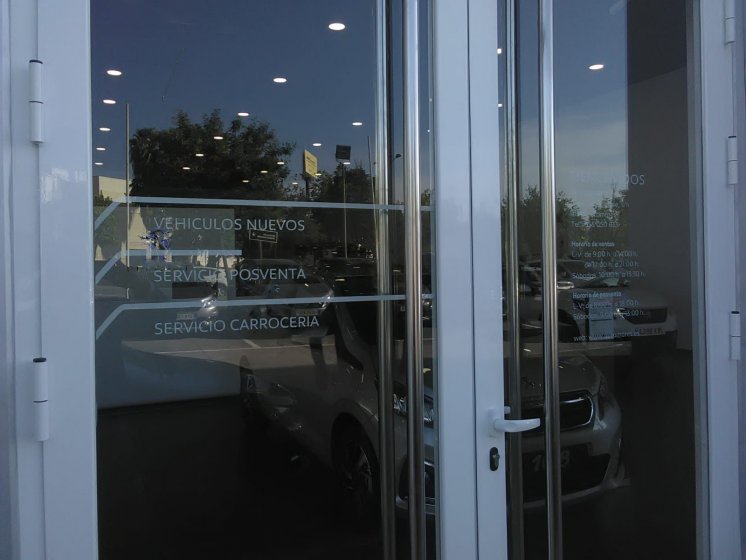 Rotulación de cristales con vinilos. Peugeot Automares Sevilla