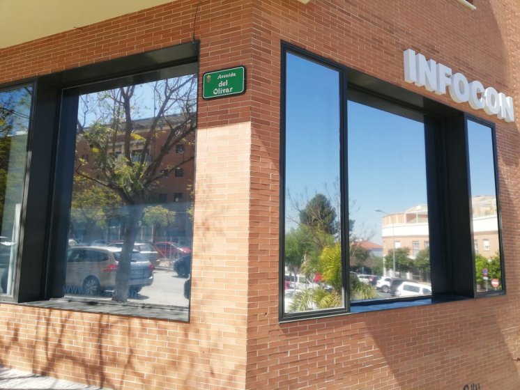 Rotulaci&oacute;n de cristales y escaparates con l&aacute;minas solares reductoras de calor. Infocom en Sevilla.