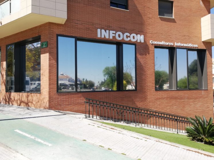 Rotulación de cristales y escaparates con láminas solares reductoras de calor. Infocom en Sevilla.