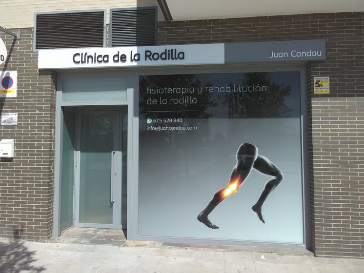 Rotulación de cristales y escaparates en vinilos en impresión digtal. Clínica de la Rodilla en Sevilla.