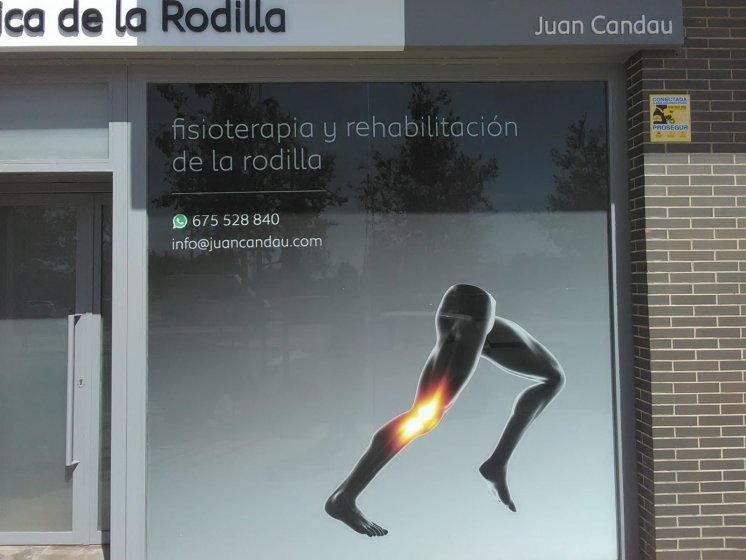 Rotulación de cristales y escaparates en vinilos en impresión digtal. Clínica de la Rodilla en Sevilla.