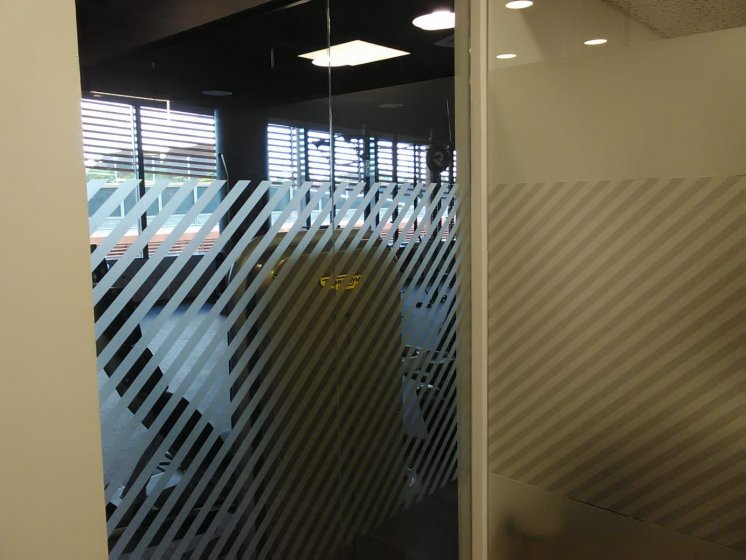 Rotulaci&oacute;n de cristales y mamparas con vinilos. In Muv en torre Sevilla.