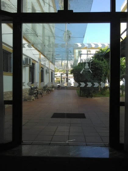 Rotulaci&oacute;n de cristales y mamparas con vinilos. Residencia Militar Virgen de los Reyes Sevilla.