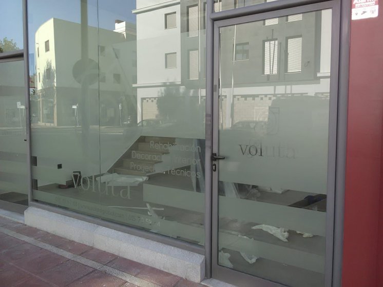 Rotulación de cristales y mamparas con vinilos. Voluta en Dos Hermanas Sevilla.