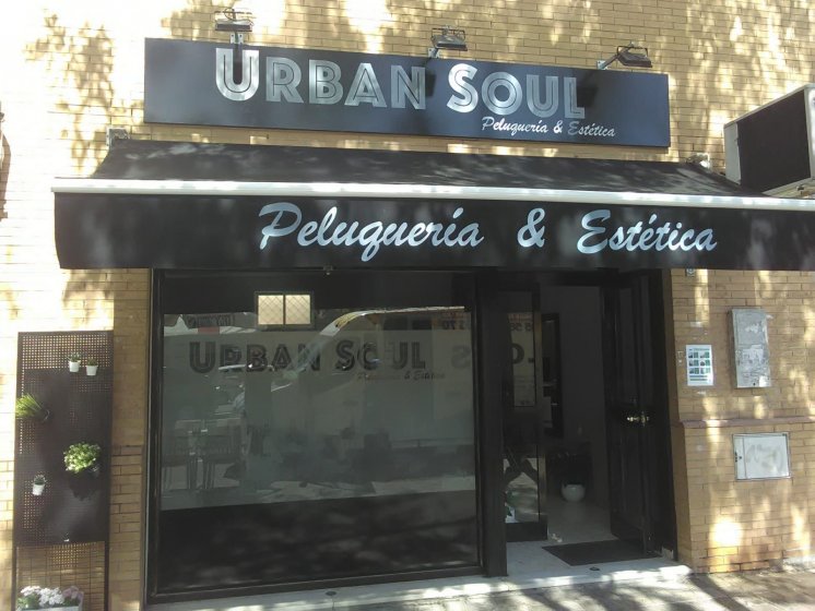 Rotulación de cristales en vinilo ácido plata. Urbasoul Sevilla.