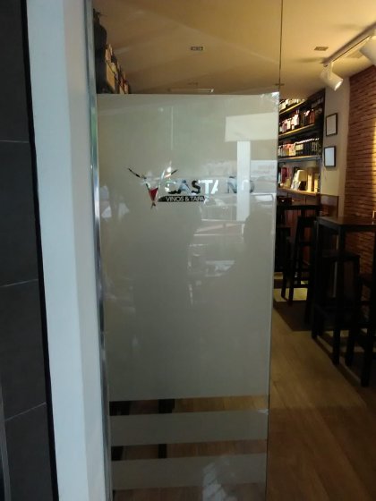 Rotulaci&oacute;n y decoraci&oacute;n de cristal en vinilo &aacute;cido. Casta&ntilde;o, vinios y tapas en Dos Hermanas Sevilla.