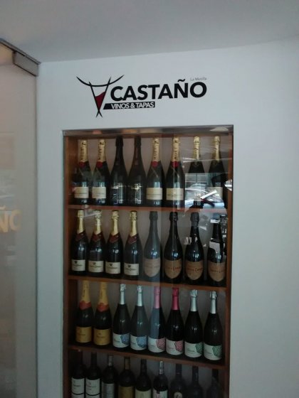 Rotulación y decoración de cristal en vinilo ácido. Castaño, vinios y tapas en Dos Hermanas Sevilla.