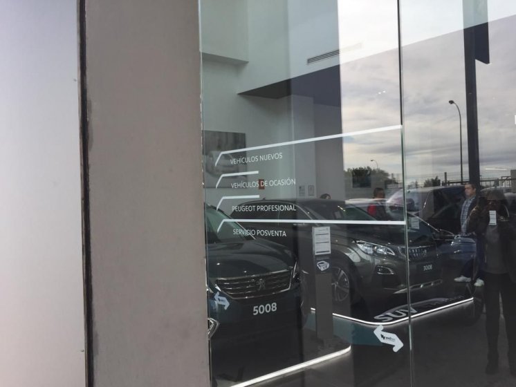 Rotulación y decoración de cristal en vinilo ácido. Peugeot Automares Sueminencia Sevilla.
