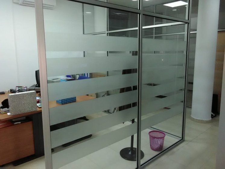Rotulación y decoración de cristal en vinilo ácido. Trabajos para Phoenix Sevilla.
